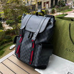 尺寸:34×42×16cm（071080898） Gucci海外渠道資源特供男士GG Supreme帆布雙肩包❗️GG圖案採用醒目的黑、灰色組合，更搭配織帶裝飾肩帶和黑色皮革滾邊。採用柔軟GG Supreme帆布精心打造，此材質為GG Supremel 帆布較為柔軟的版本，以超細纖維塗層布料製成，裝飾精美的GG圖案。覆面超細纖維布料製作，紅藍織帶、內部尼龍拉繩扣