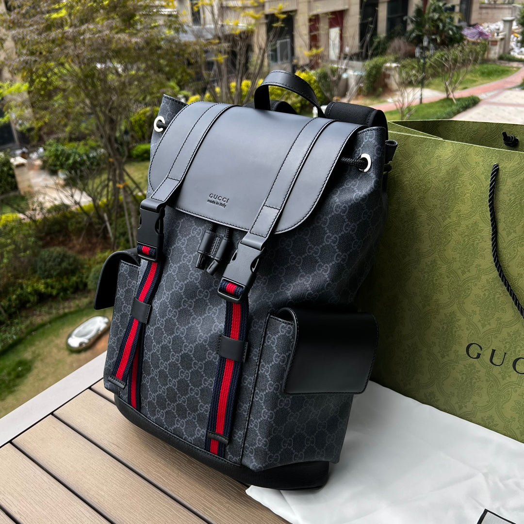 尺寸:34×42×16cm（071080898） Gucci海外渠道資源特供男士GG Supreme帆布雙肩包❗️GG圖案採用醒目的黑、灰色組合，更搭配織帶裝飾肩帶和黑色皮革滾邊。採用柔軟GG Supreme帆布精心打造，此材質為GG Supremel 帆布較為柔軟的版本，以超細纖維塗層布料製成，裝飾精美的GG圖案。覆面超細纖維布料製作，紅藍織帶、內部尼龍拉繩扣