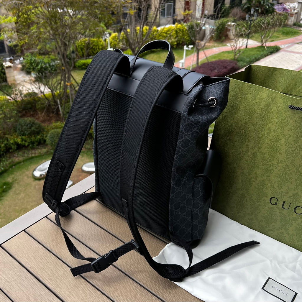 尺寸:34×42×16cm（071080898） Gucci海外渠道資源特供男士GG Supreme帆布雙肩包❗️GG圖案採用醒目的黑、灰色組合，更搭配織帶裝飾肩帶和黑色皮革滾邊。採用柔軟GG Supreme帆布精心打造，此材質為GG Supremel 帆布較為柔軟的版本，以超細纖維塗層布料製成，裝飾精美的GG圖案。覆面超細纖維布料製作，紅藍織帶、內部尼龍拉繩扣