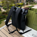 尺寸:34×42×16cm（071080898） Gucci海外渠道資源特供男士GG Supreme帆布雙肩包❗️GG圖案採用醒目的黑、灰色組合，更搭配織帶裝飾肩帶和黑色皮革滾邊。採用柔軟GG Supreme帆布精心打造，此材質為GG Supremel 帆布較為柔軟的版本，以超細纖維塗層布料製成，裝飾精美的GG圖案。覆面超細纖維布料製作，紅藍織帶、內部尼龍拉繩扣