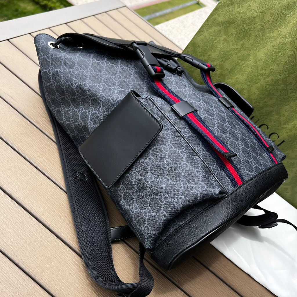 尺寸:34×42×16cm（071080898） Gucci海外渠道資源特供男士GG Supreme帆布雙肩包❗️GG圖案採用醒目的黑、灰色組合，更搭配織帶裝飾肩帶和黑色皮革滾邊。採用柔軟GG Supreme帆布精心打造，此材質為GG Supremel 帆布較為柔軟的版本，以超細纖維塗層布料製成，裝飾精美的GG圖案。覆面超細纖維布料製作，紅藍織帶、內部尼龍拉繩扣