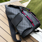 尺寸:34×42×16cm（071080898） Gucci海外渠道資源特供男士GG Supreme帆布雙肩包❗️GG圖案採用醒目的黑、灰色組合，更搭配織帶裝飾肩帶和黑色皮革滾邊。採用柔軟GG Supreme帆布精心打造，此材質為GG Supremel 帆布較為柔軟的版本，以超細纖維塗層布料製成，裝飾精美的GG圖案。覆面超細纖維布料製作，紅藍織帶、內部尼龍拉繩扣