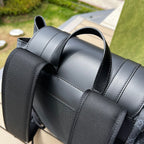 尺寸:34×42×16cm（071080898） Gucci海外渠道資源特供男士GG Supreme帆布雙肩包❗️GG圖案採用醒目的黑、灰色組合，更搭配織帶裝飾肩帶和黑色皮革滾邊。採用柔軟GG Supreme帆布精心打造，此材質為GG Supremel 帆布較為柔軟的版本，以超細纖維塗層布料製成，裝飾精美的GG圖案。覆面超細纖維布料製作，紅藍織帶、內部尼龍拉繩扣