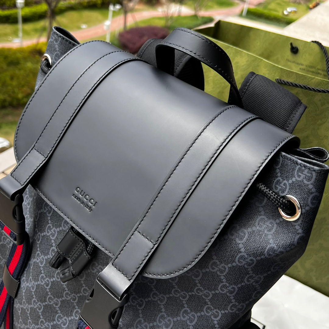 尺寸:34×42×16cm（071080898） Gucci海外渠道資源特供男士GG Supreme帆布雙肩包❗️GG圖案採用醒目的黑、灰色組合，更搭配織帶裝飾肩帶和黑色皮革滾邊。採用柔軟GG Supreme帆布精心打造，此材質為GG Supremel 帆布較為柔軟的版本，以超細纖維塗層布料製成，裝飾精美的GG圖案。覆面超細纖維布料製作，紅藍織帶、內部尼龍拉繩扣