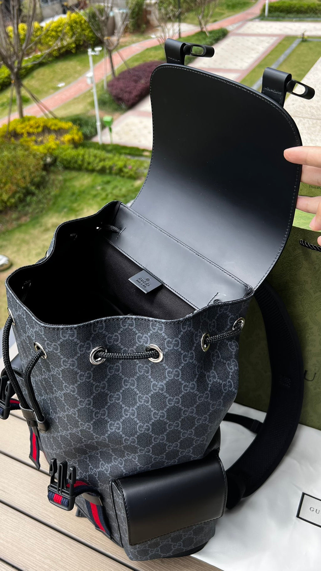 尺寸:34×42×16cm（071080898） Gucci海外渠道資源特供男士GG Supreme帆布雙肩包❗️GG圖案採用醒目的黑、灰色組合，更搭配織帶裝飾肩帶和黑色皮革滾邊。採用柔軟GG Supreme帆布精心打造，此材質為GG Supremel 帆布較為柔軟的版本，以超細纖維塗層布料製成，裝飾精美的GG圖案。覆面超細纖維布料製作，紅藍織帶、內部尼龍拉繩扣