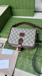 尺寸:20×17×8cm（26990898） Gucci海外通路資源特供男士郵差包❗️自問世以來，互扣式雙G一直都是品牌的標誌性元素之一。耳熟能詳的品牌象徵與皮革細節相融匯，讓這款單肩背包成為矚目的焦點。採用米色和烏木色GG Supreme 帆布，棕色皮革滾邊、棉麻襯裡，經典雙G字母交織帆布材質令整款設計散發出強烈的品牌內涵。