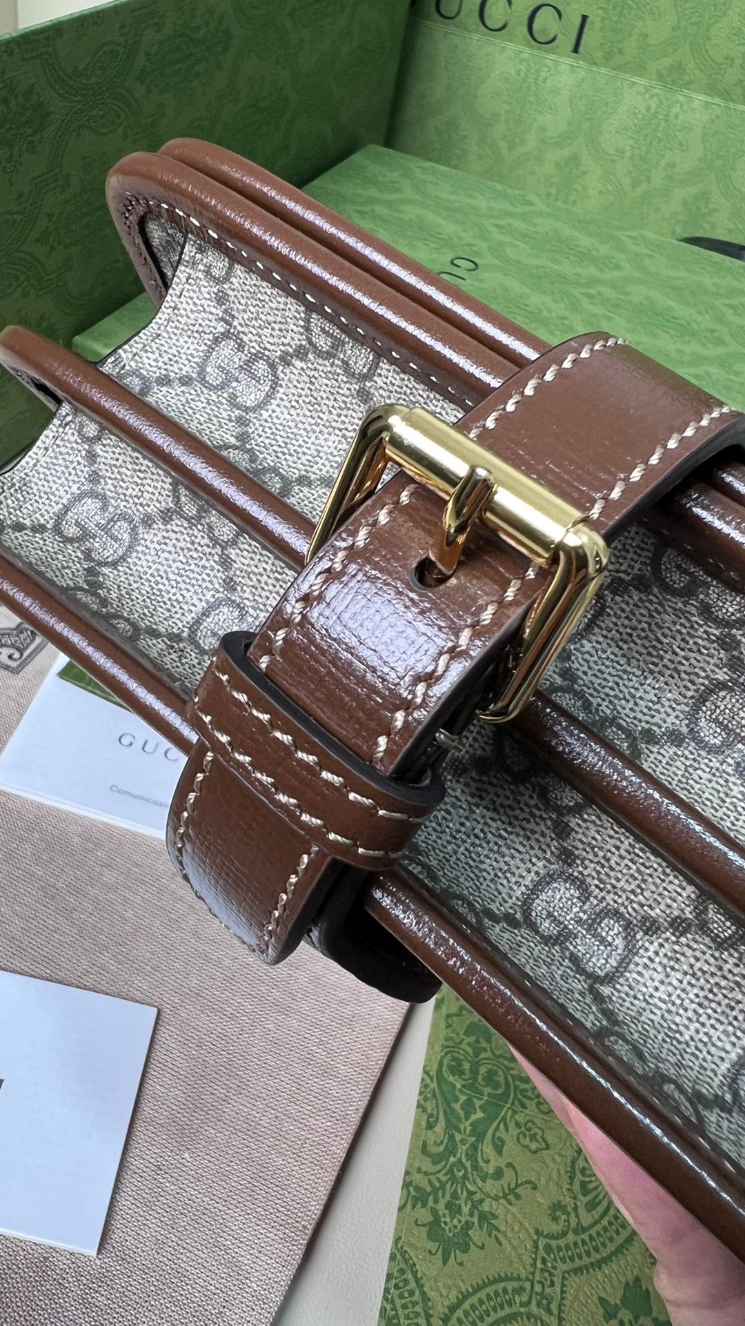 尺寸:20×17×8cm（26990898） Gucci海外通路資源特供男士郵差包❗️自問世以來，互扣式雙G一直都是品牌的標誌性元素之一。耳熟能詳的品牌象徵與皮革細節相融匯，讓這款單肩背包成為矚目的焦點。採用米色和烏木色GG Supreme 帆布，棕色皮革滾邊、棉麻襯裡，經典雙G字母交織帆布材質令整款設計散發出強烈的品牌內涵。