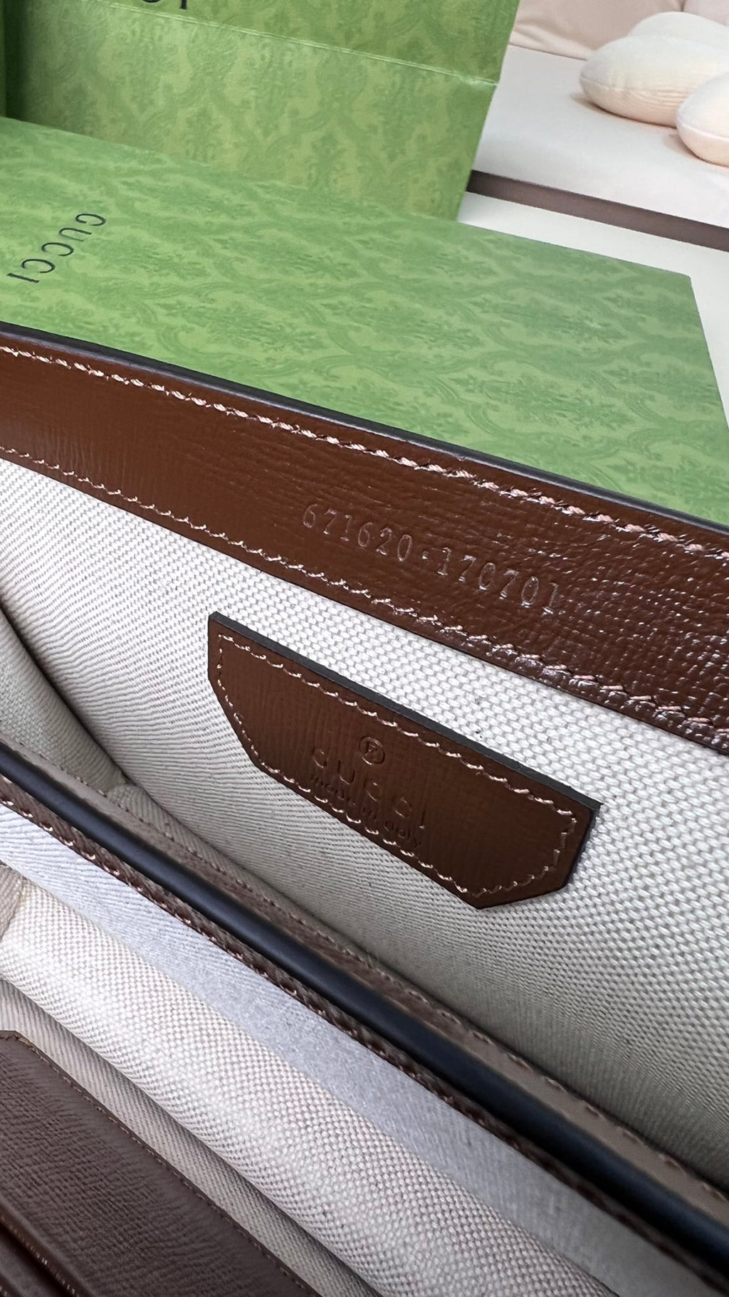 尺寸:20×17×8cm（26990898） Gucci海外通路資源特供男士郵差包❗️自問世以來，互扣式雙G一直都是品牌的標誌性元素之一。耳熟能詳的品牌象徵與皮革細節相融匯，讓這款單肩背包成為矚目的焦點。採用米色和烏木色GG Supreme 帆布，棕色皮革滾邊、棉麻襯裡，經典雙G字母交織帆布材質令整款設計散發出強烈的品牌內涵。
