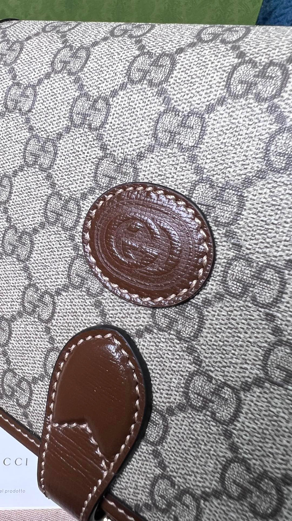 尺寸:20×17×8cm（26990898） Gucci海外通路資源特供男士郵差包❗️自問世以來，互扣式雙G一直都是品牌的標誌性元素之一。耳熟能詳的品牌象徵與皮革細節相融匯，讓這款單肩背包成為矚目的焦點。採用米色和烏木色GG Supreme 帆布，棕色皮革滾邊、棉麻襯裡，經典雙G字母交織帆布材質令整款設計散發出強烈的品牌內涵。