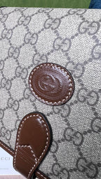 尺寸:20×17×8cm（26990898） Gucci海外通路資源特供男士郵差包❗️自問世以來，互扣式雙G一直都是品牌的標誌性元素之一。耳熟能詳的品牌象徵與皮革細節相融匯，讓這款單肩背包成為矚目的焦點。採用米色和烏木色GG Supreme 帆布，棕色皮革滾邊、棉麻襯裡，經典雙G字母交織帆布材質令整款設計散發出強烈的品牌內涵。