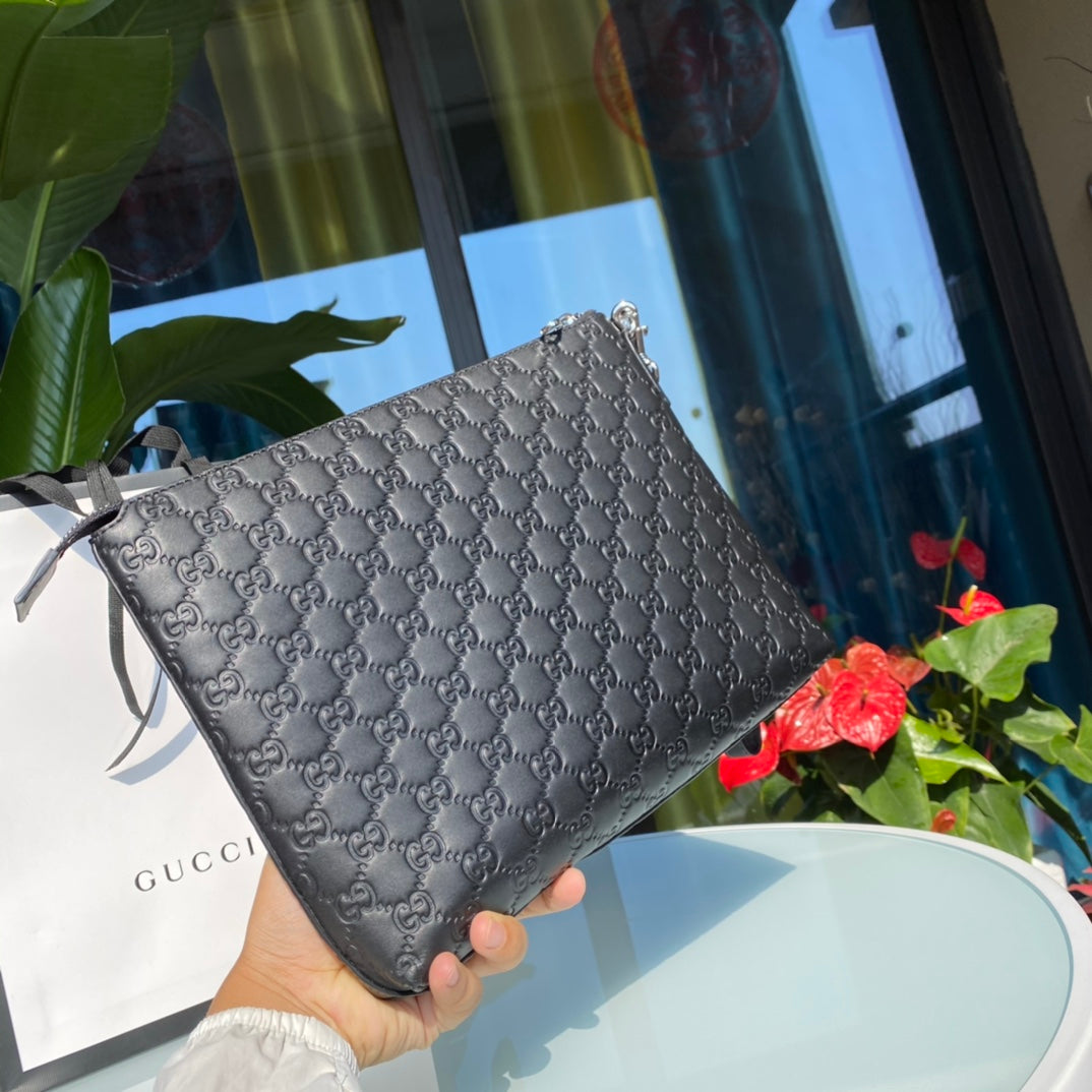 尺寸：30×23×4cm（04580898） Gucci海外渠道資源特供古馳薄款皮革手拿包，配有可拆卸提手，使用Gucci Signature軟皮製作，這是Gucci經典熱壓皮革的新版本，結構更具延展性。黑色Gucci Signature軟皮，搭配黑色皮革滾邊鈀色金屬配件、拉鍊內袋和智慧型手機袋、可拆卸皮革提手，灰色超細纖維襯裡，類似麂皮手感！