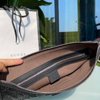 尺寸：30×23×4cm（04580898） Gucci海外渠道資源特供古馳薄款皮革手拿包，配有可拆卸提手，使用Gucci Signature軟皮製作，這是Gucci經典熱壓皮革的新版本，結構更具延展性。黑色Gucci Signature軟皮，搭配黑色皮革滾邊鈀色金屬配件、拉鍊內袋和智慧型手機袋、可拆卸皮革提手，灰色超細纖維襯裡，類似麂皮手感！