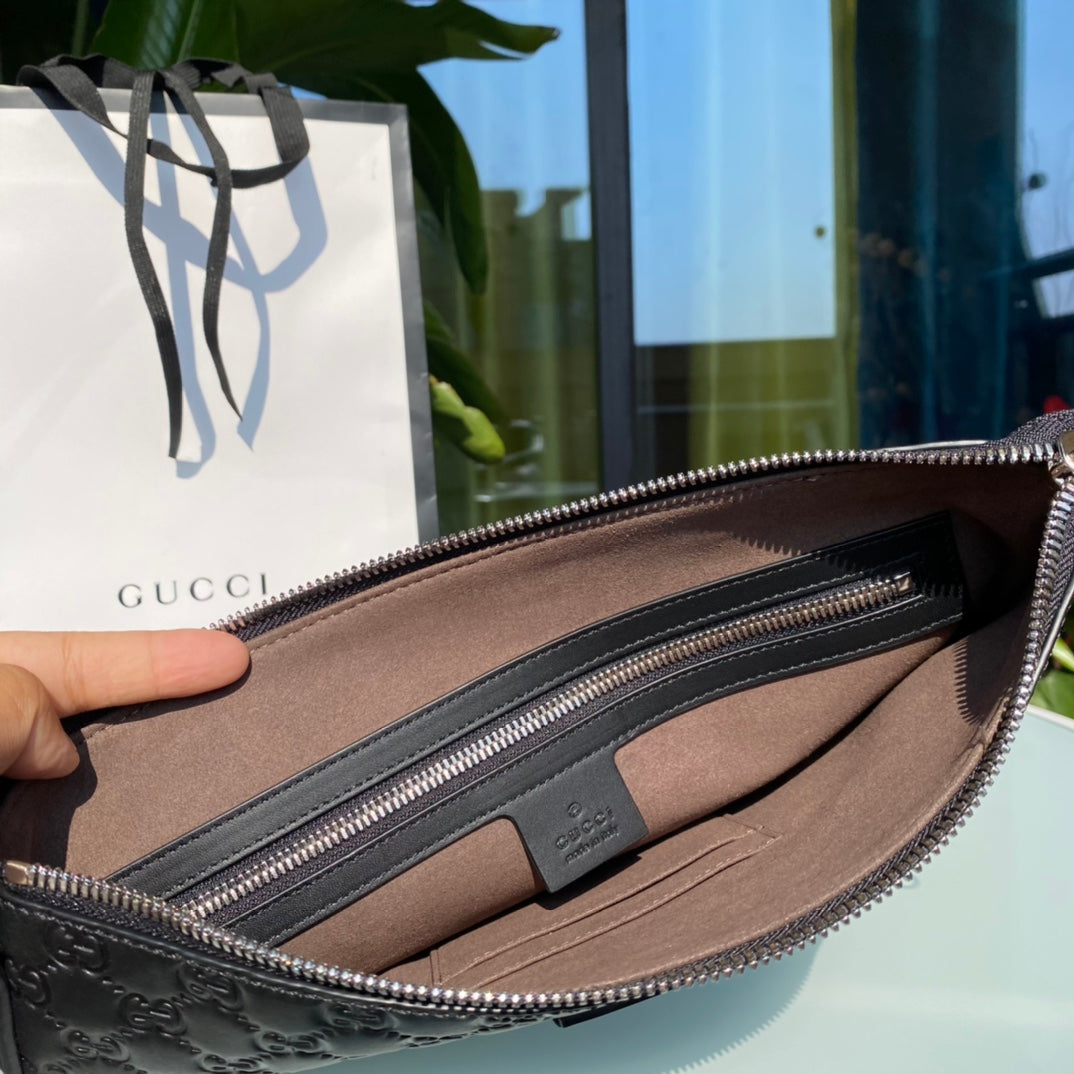 尺寸：30×23×4cm（04580898） Gucci海外渠道資源特供古馳薄款皮革手拿包，配有可拆卸提手，使用Gucci Signature軟皮製作，這是Gucci經典熱壓皮革的新版本，結構更具延展性。黑色Gucci Signature軟皮，搭配黑色皮革滾邊鈀色金屬配件、拉鍊內袋和智慧型手機袋、可拆卸皮革提手，灰色超細纖維襯裡，類似麂皮手感！