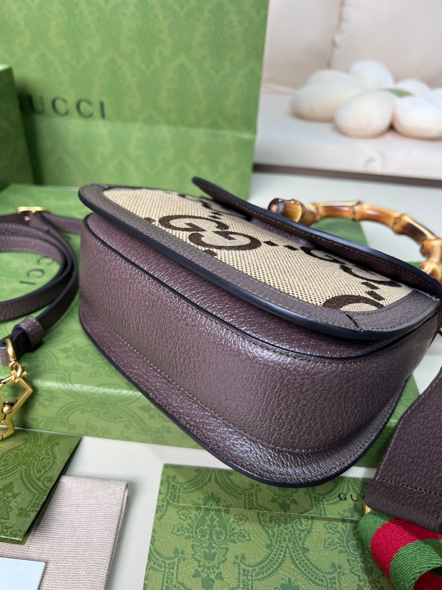 小號尺寸:21×15×7cm（781280898） Gucci海外渠道資源特供Bamboo1947飾雙G圖案竹節手袋❗️品牌標誌符號在每一季都會透過不同手法煥新演繹。 《Aria時尚詠嘆調》系列推出全新設計駝色和烏木色雙G圖案帆布，搭配棕色皮革滾邊，棉麻里襯，風格張揚奪目。這款小號手袋採用竹節提把設計，讓經典材質煥發出現代氣息。內裡帶1個帶鏡子，竹節手柄，搭配一條皮革肩帶➕一條織帶肩帶！多種風格切換