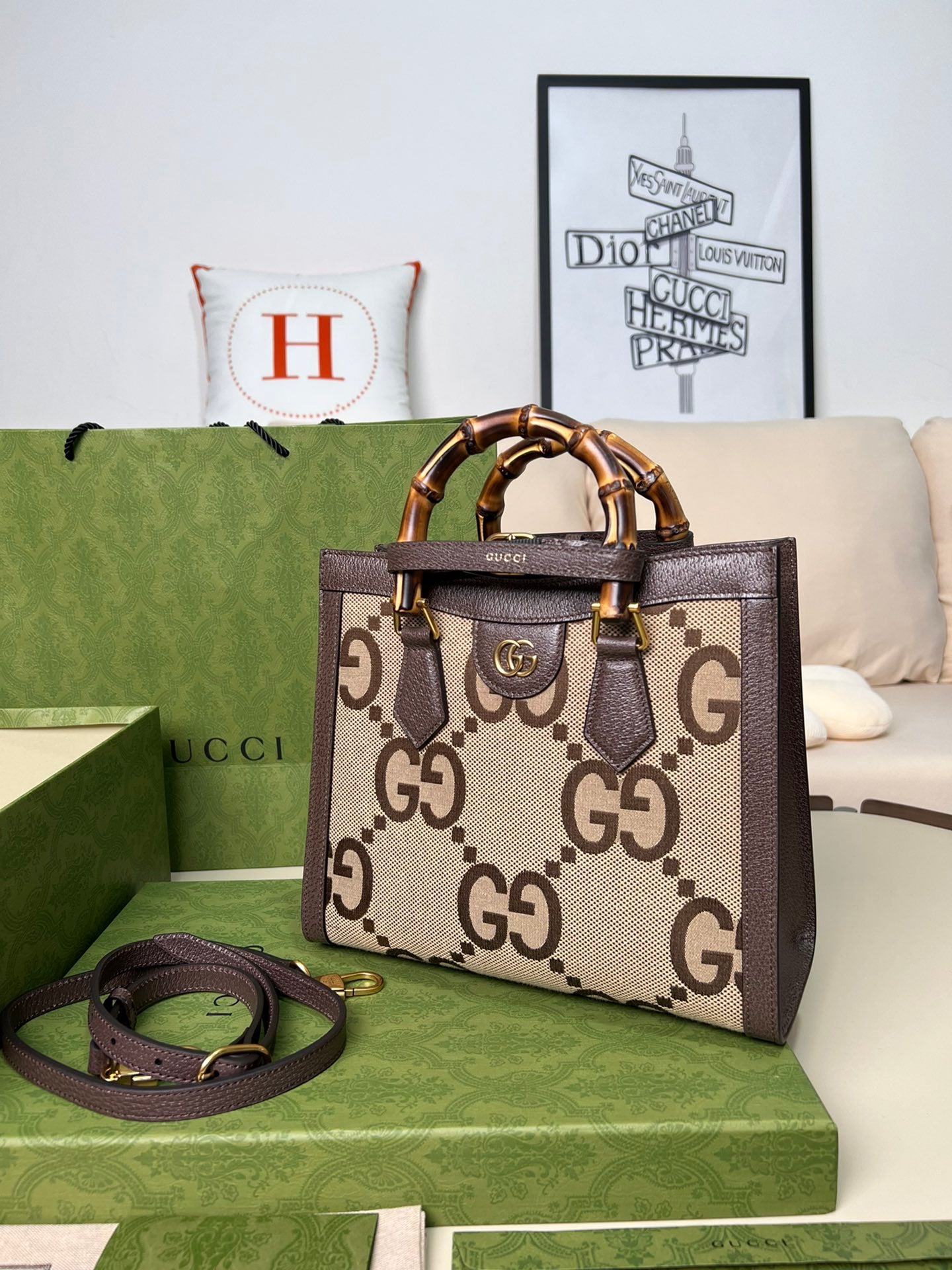 小尺寸:27×24×11cm（781280898） GUCCI海外渠道資源特供❗️這款Gucci Diana手袋造型精巧、細膩刻劃了細數不盡的溫潤細節，將精緻皮革包裹GUCC緹花帆布、刻意放大的雙G標誌呈現新舊交替的老時代氛圍、卻同時展現都會洗鍊質感，最令人著迷的就是包身提把上的竹節亮點，純手工以精湛工藝製作、每一款都獨一無二