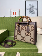 小尺寸:27×24×11cm（781280898） GUCCI海外渠道資源特供❗️這款Gucci Diana手袋造型精巧、細膩刻劃了細數不盡的溫潤細節，將精緻皮革包裹GUCC緹花帆布、刻意放大的雙G標誌呈現新舊交替的老時代氛圍、卻同時展現都會洗鍊質感，最令人著迷的就是包身提把上的竹節亮點，純手工以精湛工藝製作、每一款都獨一無二