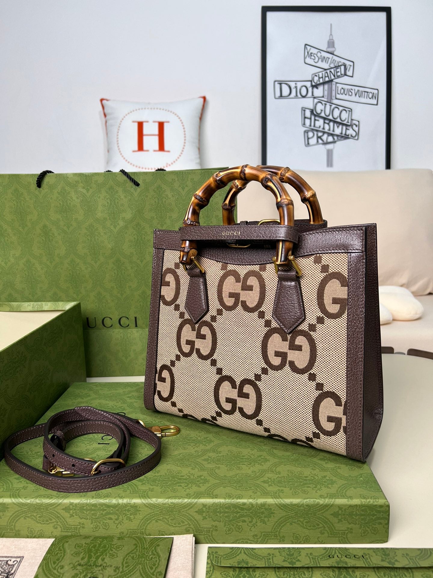 小尺寸:27×24×11cm（781280898） GUCCI海外渠道資源特供❗️這款Gucci Diana手袋造型精巧、細膩刻劃了細數不盡的溫潤細節，將精緻皮革包裹GUCC緹花帆布、刻意放大的雙G標誌呈現新舊交替的老時代氛圍、卻同時展現都會洗鍊質感，最令人著迷的就是包身提把上的竹節亮點，純手工以精湛工藝製作、每一款都獨一無二