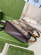 小尺寸:27×24×11cm（781280898） GUCCI海外渠道資源特供❗️這款Gucci Diana手袋造型精巧、細膩刻劃了細數不盡的溫潤細節，將精緻皮革包裹GUCC緹花帆布、刻意放大的雙G標誌呈現新舊交替的老時代氛圍、卻同時展現都會洗鍊質感，最令人著迷的就是包身提把上的竹節亮點，純手工以精湛工藝製作、每一款都獨一無二