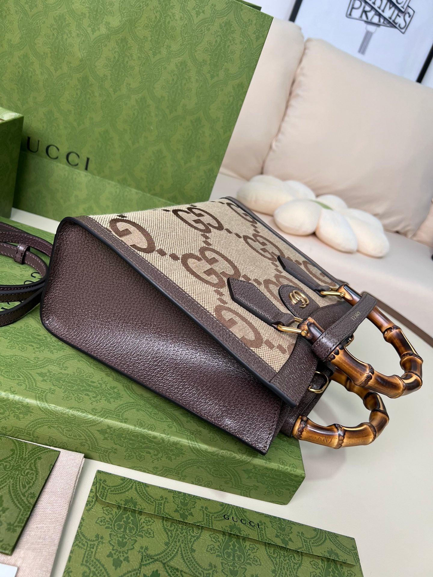 小尺寸:27×24×11cm（781280898） GUCCI海外渠道資源特供❗️這款Gucci Diana手袋造型精巧、細膩刻劃了細數不盡的溫潤細節，將精緻皮革包裹GUCC緹花帆布、刻意放大的雙G標誌呈現新舊交替的老時代氛圍、卻同時展現都會洗鍊質感，最令人著迷的就是包身提把上的竹節亮點，純手工以精湛工藝製作、每一款都獨一無二