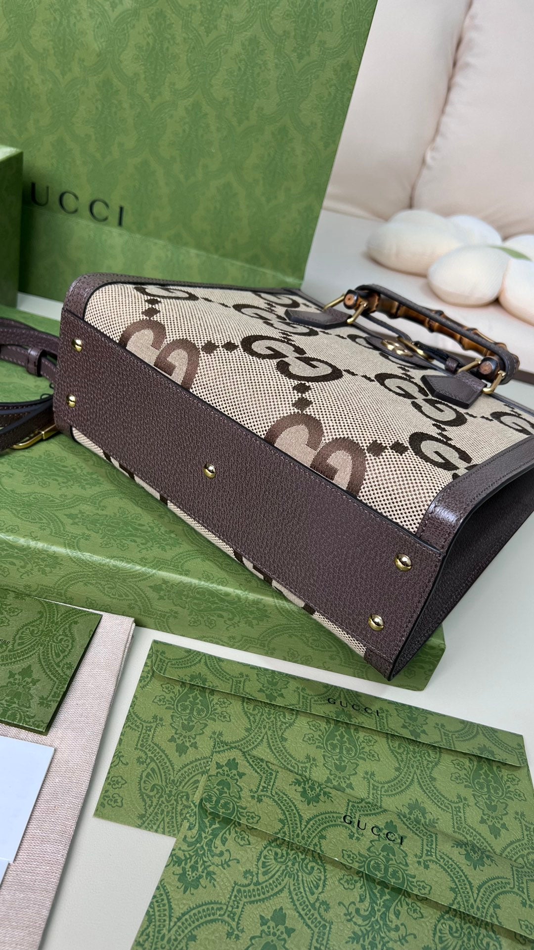 小尺寸:27×24×11cm（781280898） GUCCI海外渠道資源特供❗️這款Gucci Diana手袋造型精巧、細膩刻劃了細數不盡的溫潤細節，將精緻皮革包裹GUCC緹花帆布、刻意放大的雙G標誌呈現新舊交替的老時代氛圍、卻同時展現都會洗鍊質感，最令人著迷的就是包身提把上的竹節亮點，純手工以精湛工藝製作、每一款都獨一無二