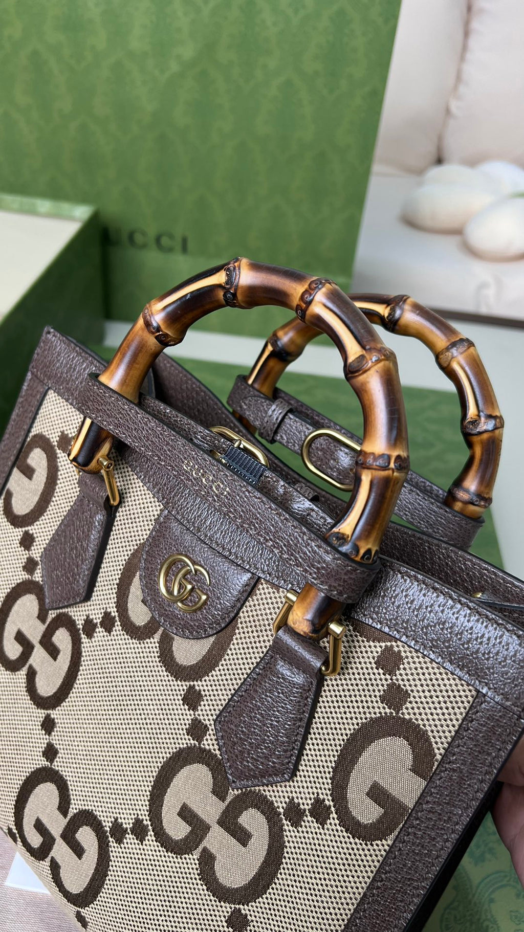 小尺寸:27×24×11cm（781280898） GUCCI海外渠道資源特供❗️這款Gucci Diana手袋造型精巧、細膩刻劃了細數不盡的溫潤細節，將精緻皮革包裹GUCC緹花帆布、刻意放大的雙G標誌呈現新舊交替的老時代氛圍、卻同時展現都會洗鍊質感，最令人著迷的就是包身提把上的竹節亮點，純手工以精湛工藝製作、每一款都獨一無二