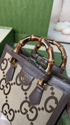 小尺寸:27×24×11cm（781280898） GUCCI海外渠道資源特供❗️這款Gucci Diana手袋造型精巧、細膩刻劃了細數不盡的溫潤細節，將精緻皮革包裹GUCC緹花帆布、刻意放大的雙G標誌呈現新舊交替的老時代氛圍、卻同時展現都會洗鍊質感，最令人著迷的就是包身提把上的竹節亮點，純手工以精湛工藝製作、每一款都獨一無二