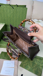 小尺寸:27×24×11cm（781280898） GUCCI海外渠道資源特供❗️這款Gucci Diana手袋造型精巧、細膩刻劃了細數不盡的溫潤細節，將精緻皮革包裹GUCC緹花帆布、刻意放大的雙G標誌呈現新舊交替的老時代氛圍、卻同時展現都會洗鍊質感，最令人著迷的就是包身提把上的竹節亮點，純手工以精湛工藝製作、每一款都獨一無二