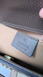 小尺寸:27×24×11cm（781280898） GUCCI海外渠道資源特供❗️這款Gucci Diana手袋造型精巧、細膩刻劃了細數不盡的溫潤細節，將精緻皮革包裹GUCC緹花帆布、刻意放大的雙G標誌呈現新舊交替的老時代氛圍、卻同時展現都會洗鍊質感，最令人著迷的就是包身提把上的竹節亮點，純手工以精湛工藝製作、每一款都獨一無二