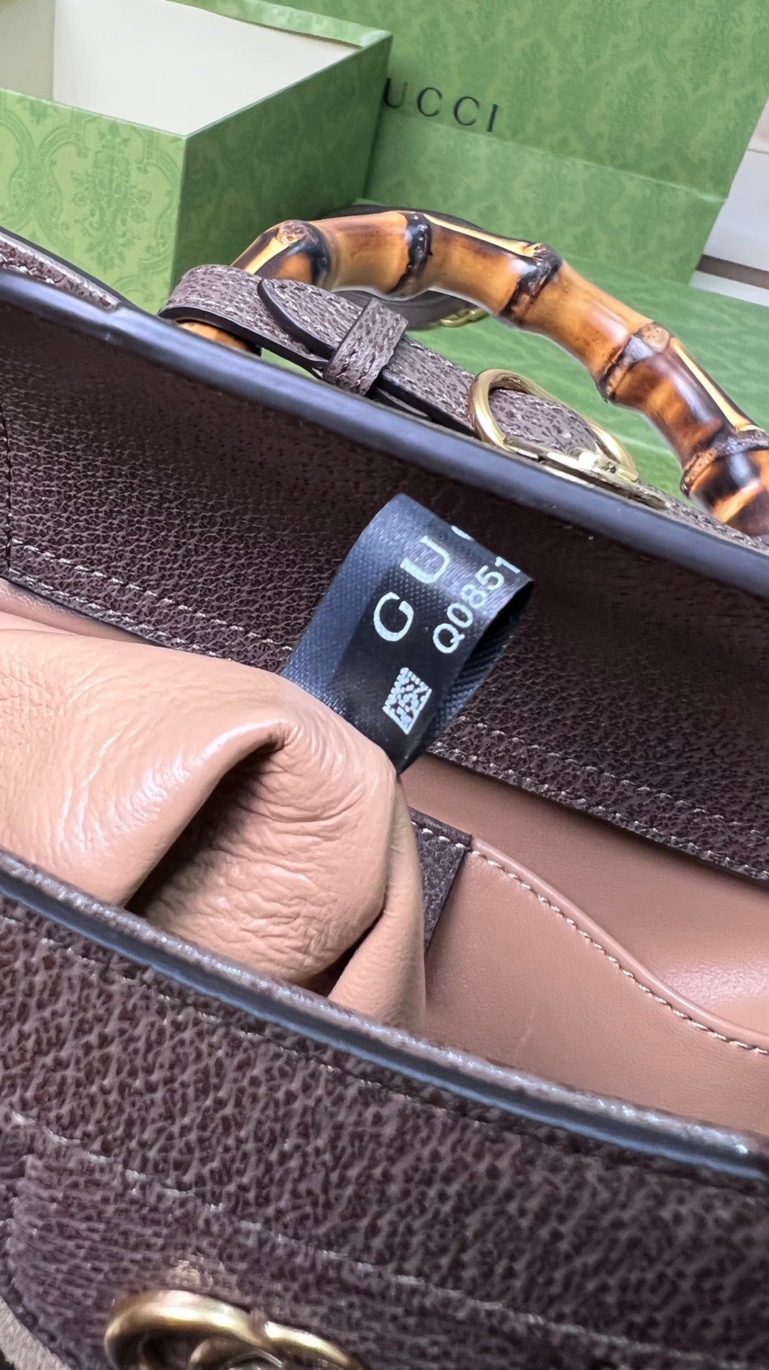 小尺寸:27×24×11cm（781280898） GUCCI海外渠道資源特供❗️這款Gucci Diana手袋造型精巧、細膩刻劃了細數不盡的溫潤細節，將精緻皮革包裹GUCC緹花帆布、刻意放大的雙G標誌呈現新舊交替的老時代氛圍、卻同時展現都會洗鍊質感，最令人著迷的就是包身提把上的竹節亮點，純手工以精湛工藝製作、每一款都獨一無二