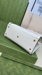 迷你尺寸: 20×16×10cm（081180898） Gucci海外渠道資源特供❗️這款竹節托特包融合了竹節提手和雙G配件兩個具有辨識度的品牌元素。牛皮革材質與兩根撞色扣帶相映成趣，突顯靈動優雅的氣質。麂皮質感超細纖維襯裡！獨特優雅又兼具異國風情