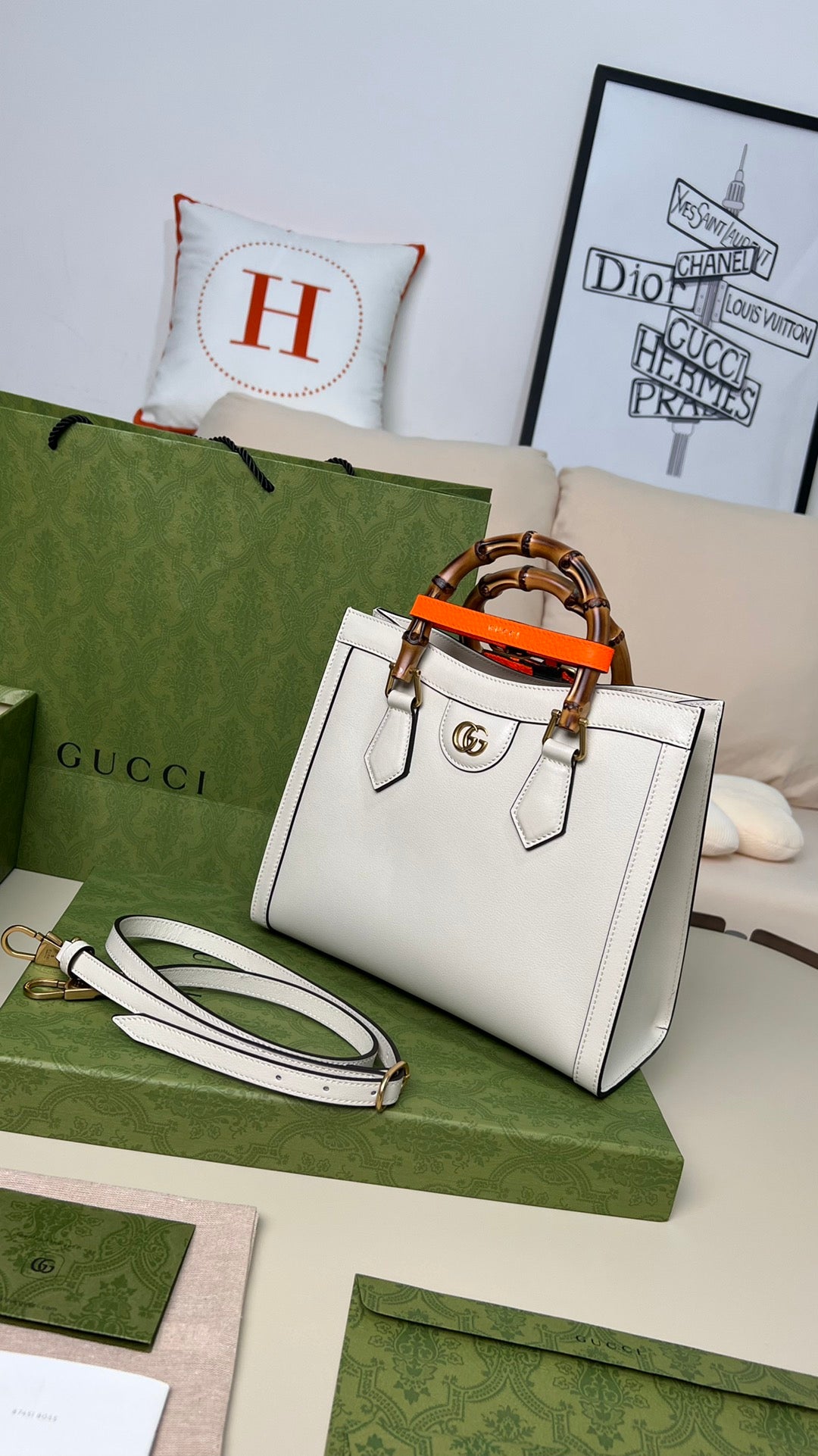 小號尺寸: 27×24×11cm（781280898） Gucci海外通路資源特供❗️這款竹節托特包融合了竹節提把和雙G配件兩個具有辨識度的品牌元素。牛皮革材質與兩根撞色扣帶相映成趣，突顯靈動優雅的氣質。麂皮質感超細纖維襯裡！獨特優雅又兼具異國風情