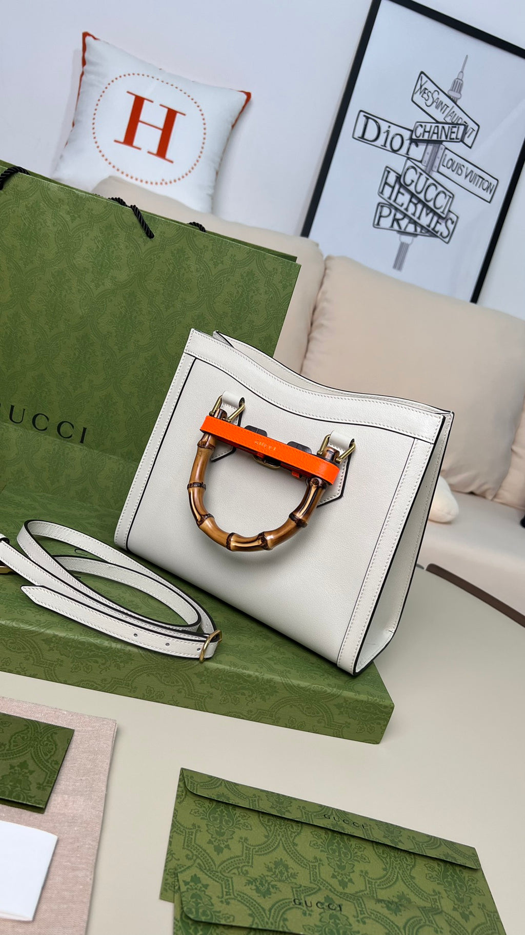 小號尺寸: 27×24×11cm（781280898） Gucci海外通路資源特供❗️這款竹節托特包融合了竹節提把和雙G配件兩個具有辨識度的品牌元素。牛皮革材質與兩根撞色扣帶相映成趣，突顯靈動優雅的氣質。麂皮質感超細纖維襯裡！獨特優雅又兼具異國風情