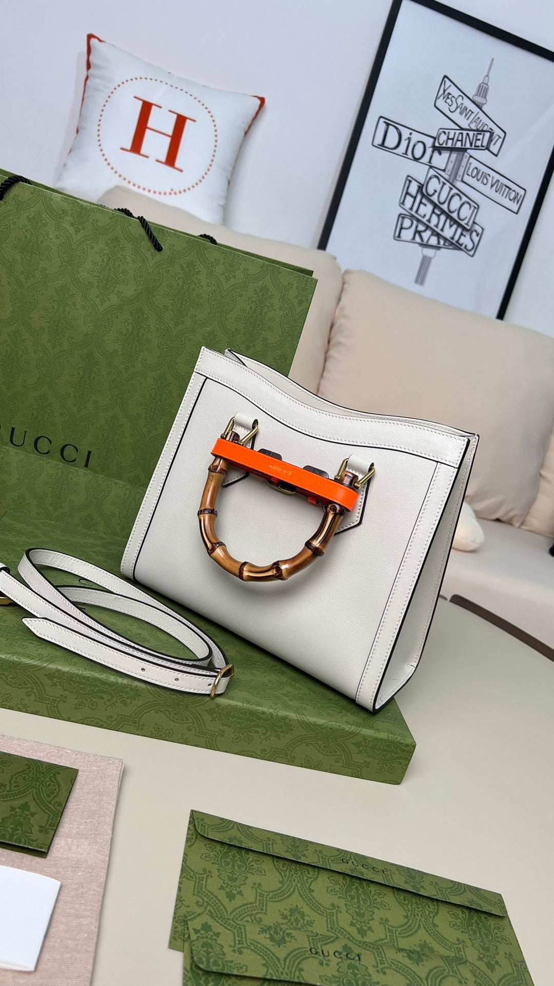 小號尺寸: 27×24×11cm（781280898） Gucci海外通路資源特供❗️這款竹節托特包融合了竹節提把和雙G配件兩個具有辨識度的品牌元素。牛皮革材質與兩根撞色扣帶相映成趣，突顯靈動優雅的氣質。麂皮質感超細纖維襯裡！獨特優雅又兼具異國風情
