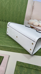小號尺寸: 27×24×11cm（781280898） Gucci海外通路資源特供❗️這款竹節托特包融合了竹節提把和雙G配件兩個具有辨識度的品牌元素。牛皮革材質與兩根撞色扣帶相映成趣，突顯靈動優雅的氣質。麂皮質感超細纖維襯裡！獨特優雅又兼具異國風情