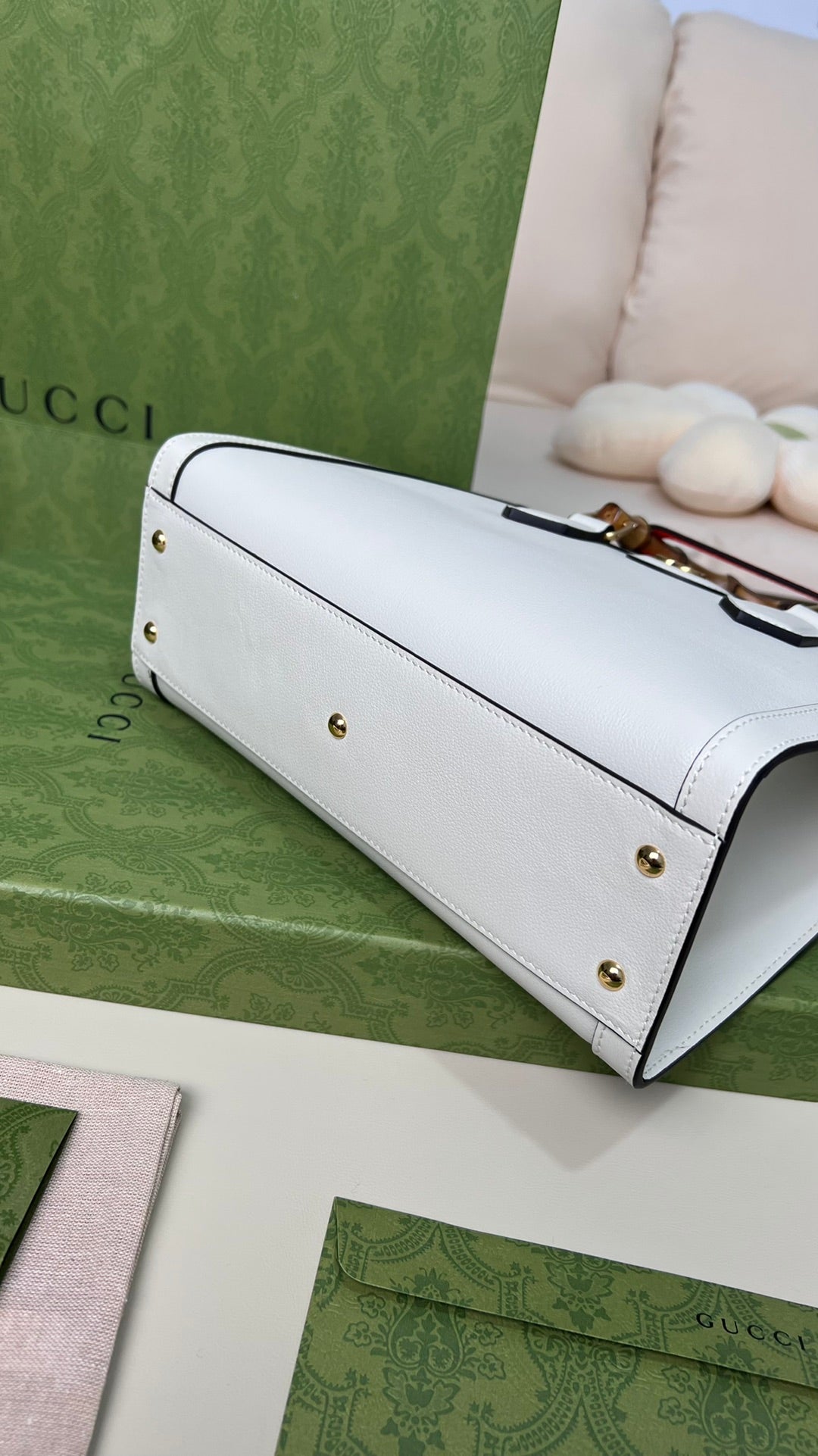 小號尺寸: 27×24×11cm（781280898） Gucci海外通路資源特供❗️這款竹節托特包融合了竹節提把和雙G配件兩個具有辨識度的品牌元素。牛皮革材質與兩根撞色扣帶相映成趣，突顯靈動優雅的氣質。麂皮質感超細纖維襯裡！獨特優雅又兼具異國風情