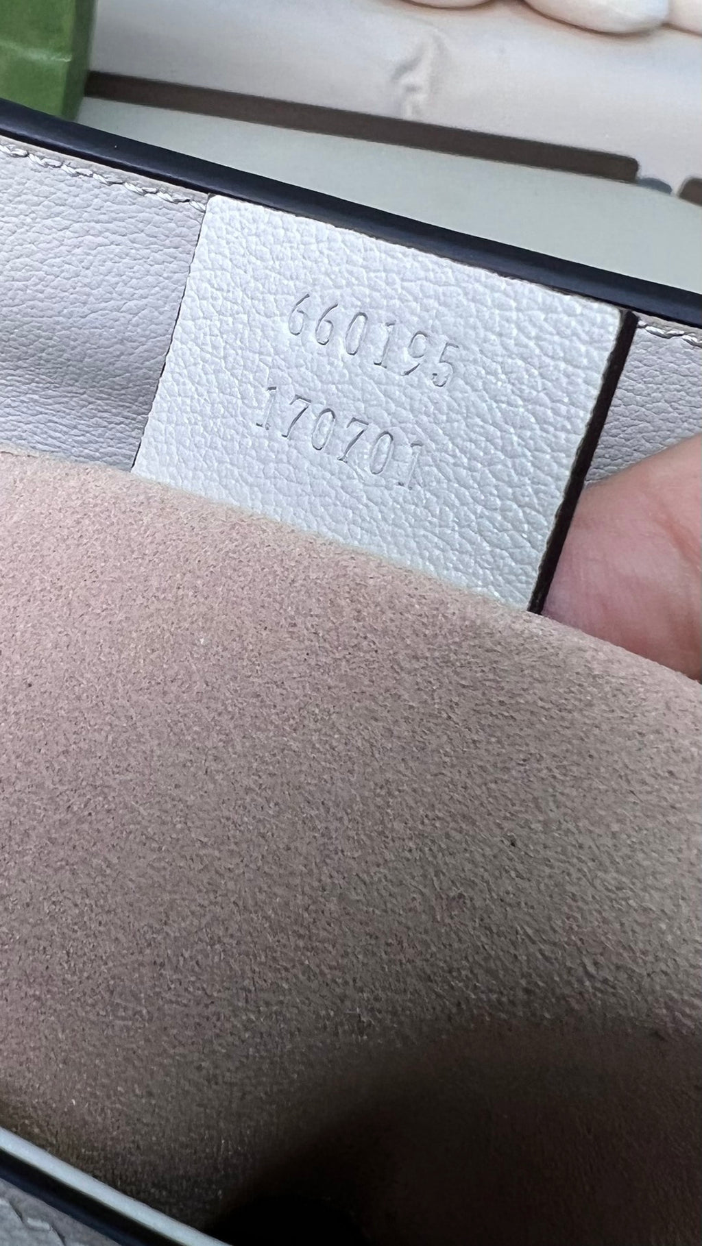 小號尺寸: 27×24×11cm（781280898） Gucci海外通路資源特供❗️這款竹節托特包融合了竹節提把和雙G配件兩個具有辨識度的品牌元素。牛皮革材質與兩根撞色扣帶相映成趣，突顯靈動優雅的氣質。麂皮質感超細纖維襯裡！獨特優雅又兼具異國風情