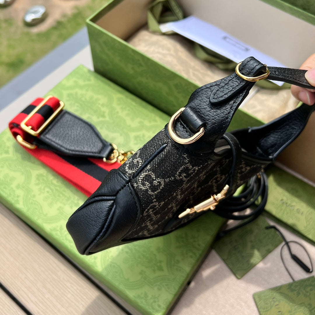 尺寸:19×13×3cm（561100898） Gucci海外通路資源特供Jackie1961系列迷你號❗️古馳《Aria時尚詠嘆調》系列運用現代手法煥新演繹經典元素。 Jackie 1961系列煥新推出質感柔軟、結構靈活的長方形托特包款。典藏設計搭配通體GG圖案和條紋織帶等標誌細節，精巧配件致敬Guccil 歷史傳承。這款小號手袋採用黑色皮革滾邊，搭配該系列標誌性的金色調推入式鎖扣配件。