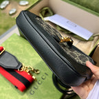 尺寸:19×13×3cm（561100898） Gucci海外通路資源特供Jackie1961系列迷你號❗️古馳《Aria時尚詠嘆調》系列運用現代手法煥新演繹經典元素。 Jackie 1961系列煥新推出質感柔軟、結構靈活的長方形托特包款。典藏設計搭配通體GG圖案和條紋織帶等標誌細節，精巧配件致敬Guccil 歷史傳承。這款小號手袋採用黑色皮革滾邊，搭配該系列標誌性的金色調推入式鎖扣配件。