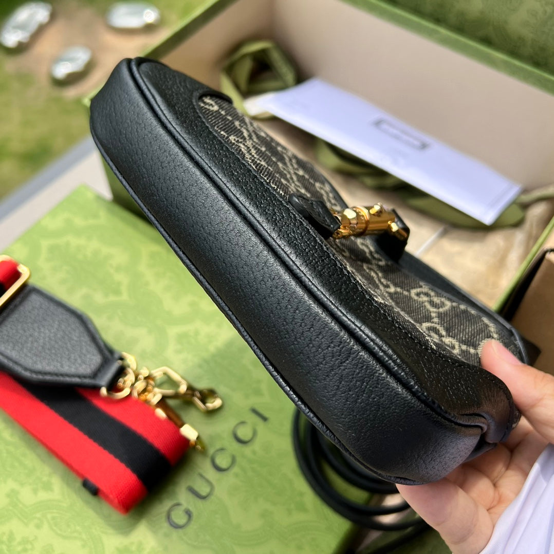 尺寸:19×13×3cm（561100898） Gucci海外通路資源特供Jackie1961系列迷你號❗️古馳《Aria時尚詠嘆調》系列運用現代手法煥新演繹經典元素。 Jackie 1961系列煥新推出質感柔軟、結構靈活的長方形托特包款。典藏設計搭配通體GG圖案和條紋織帶等標誌細節，精巧配件致敬Guccil 歷史傳承。這款小號手袋採用黑色皮革滾邊，搭配該系列標誌性的金色調推入式鎖扣配件。