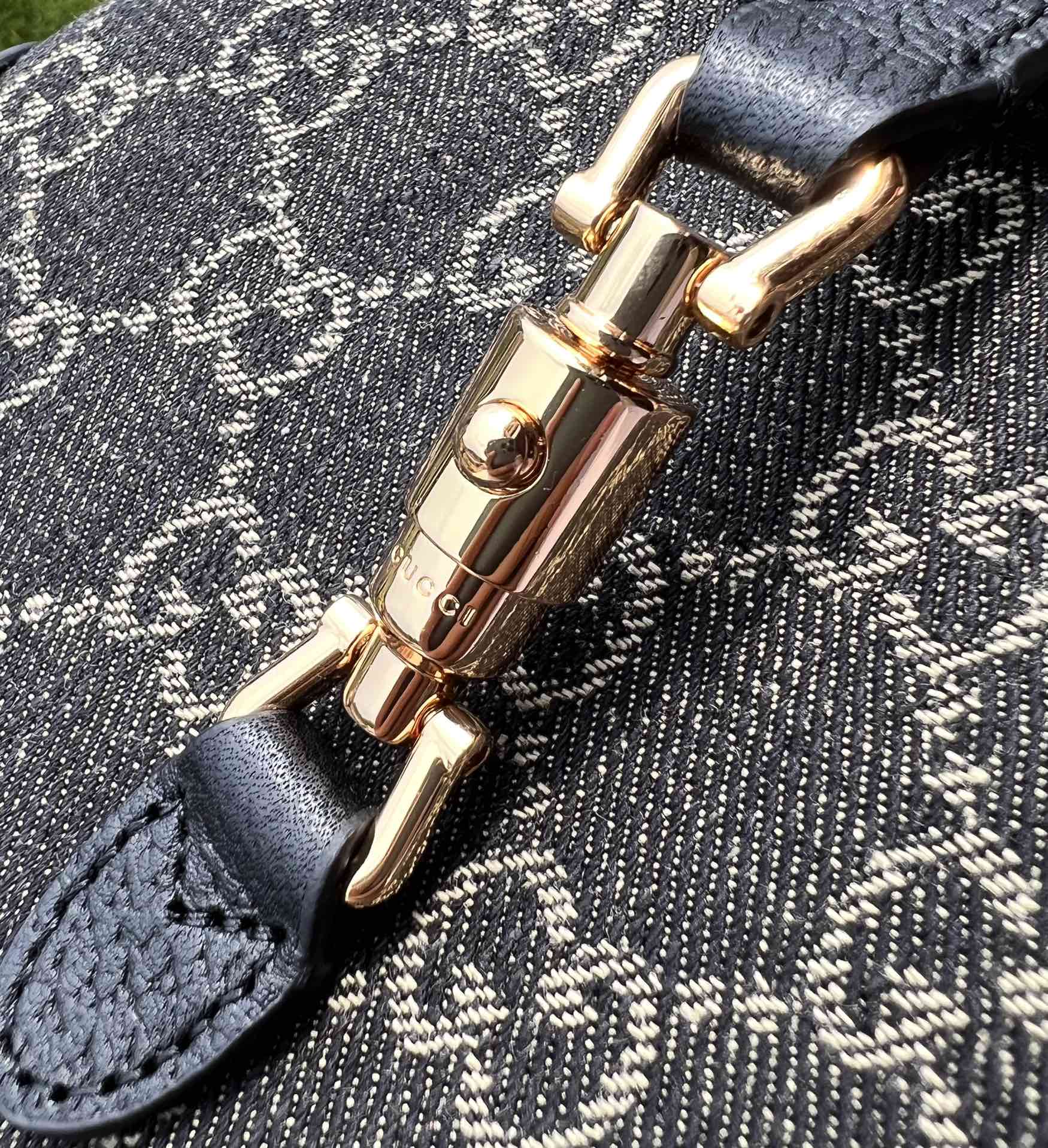 尺寸:19×13×3cm（561100898） Gucci海外通路資源特供Jackie1961系列迷你號❗️古馳《Aria時尚詠嘆調》系列運用現代手法煥新演繹經典元素。 Jackie 1961系列煥新推出質感柔軟、結構靈活的長方形托特包款。典藏設計搭配通體GG圖案和條紋織帶等標誌細節，精巧配件致敬Guccil 歷史傳承。這款小號手袋採用黑色皮革滾邊，搭配該系列標誌性的金色調推入式鎖扣配件。