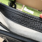 尺寸:19×13×3cm（561100898） Gucci海外通路資源特供Jackie1961系列迷你號❗️古馳《Aria時尚詠嘆調》系列運用現代手法煥新演繹經典元素。 Jackie 1961系列煥新推出質感柔軟、結構靈活的長方形托特包款。典藏設計搭配通體GG圖案和條紋織帶等標誌細節，精巧配件致敬Guccil 歷史傳承。這款小號手袋採用黑色皮革滾邊，搭配該系列標誌性的金色調推入式鎖扣配件。