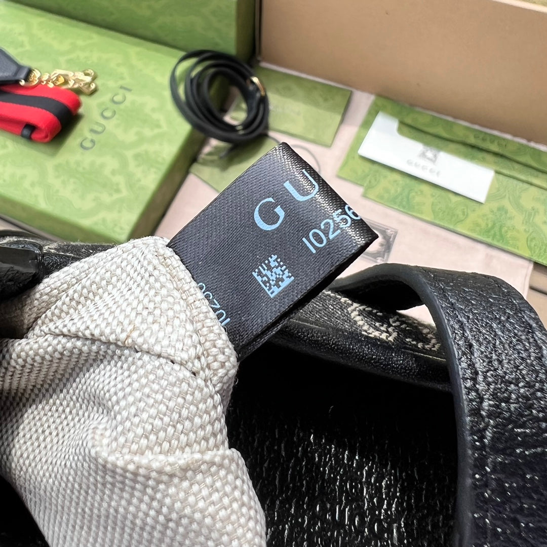 尺寸:19×13×3cm（561100898） Gucci海外通路資源特供Jackie1961系列迷你號❗️古馳《Aria時尚詠嘆調》系列運用現代手法煥新演繹經典元素。 Jackie 1961系列煥新推出質感柔軟、結構靈活的長方形托特包款。典藏設計搭配通體GG圖案和條紋織帶等標誌細節，精巧配件致敬Guccil 歷史傳承。這款小號手袋採用黑色皮革滾邊，搭配該系列標誌性的金色調推入式鎖扣配件。