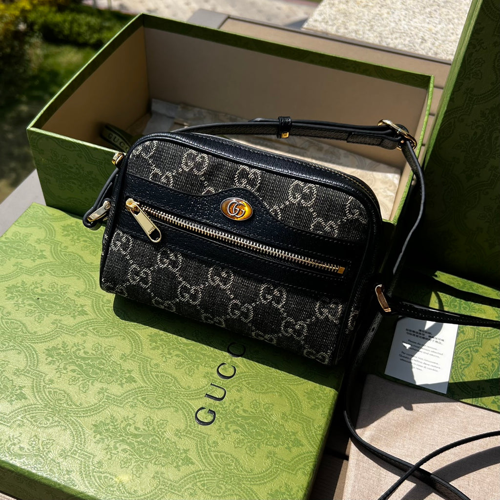 尺寸:17.5×12×5.5cm（06880898） Gucci海外渠道資源特供Ophidia細節迷你手袋❗️丹寧面料擁有長久曆史，備受時尚界寵愛，經Gucci 美學視角演繹後融入經典字母交織圖案。 GG標誌由始於30年代的早期Gucci 鑽石菱格紋演化而來，於1970年代首次開始使用，並自此成為古馳典藏中頗具代表性的元素。這款圖案為這款Ophidia 系列迷你手袋增添魅力