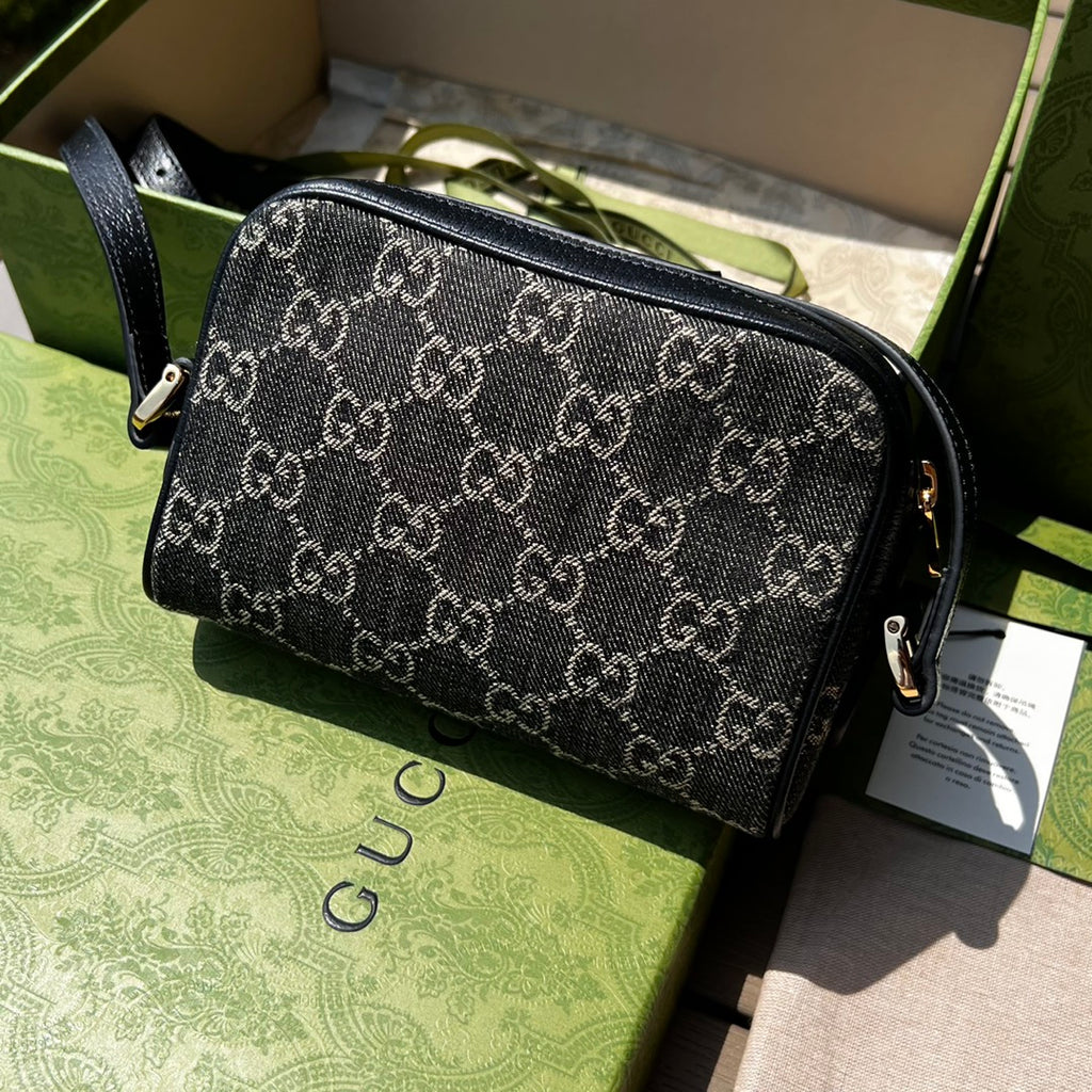 尺寸:17.5×12×5.5cm（06880898） Gucci海外渠道資源特供Ophidia細節迷你手袋❗️丹寧面料擁有長久曆史，備受時尚界寵愛，經Gucci 美學視角演繹後融入經典字母交織圖案。 GG標誌由始於30年代的早期Gucci 鑽石菱格紋演化而來，於1970年代首次開始使用，並自此成為古馳典藏中頗具代表性的元素。這款圖案為這款Ophidia 系列迷你手袋增添魅力
