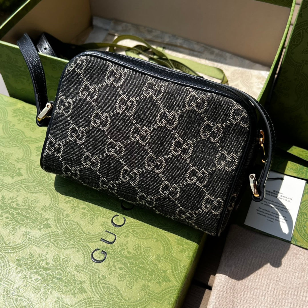尺寸:17.5×12×5.5cm（06880898） Gucci海外渠道資源特供Ophidia細節迷你手袋❗️丹寧面料擁有長久曆史，備受時尚界寵愛，經Gucci 美學視角演繹後融入經典字母交織圖案。 GG標誌由始於30年代的早期Gucci 鑽石菱格紋演化而來，於1970年代首次開始使用，並自此成為古馳典藏中頗具代表性的元素。這款圖案為這款Ophidia 系列迷你手袋增添魅力