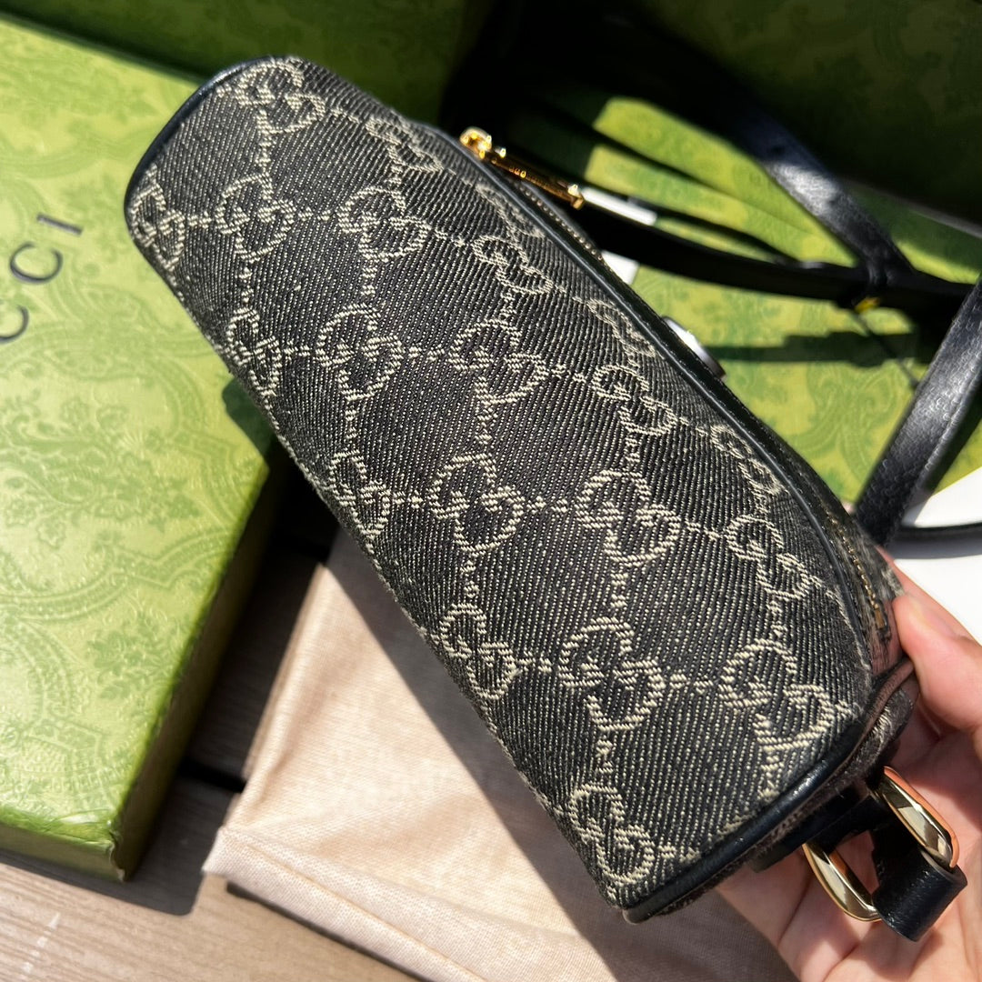 尺寸:17.5×12×5.5cm（06880898） Gucci海外渠道資源特供Ophidia細節迷你手袋❗️丹寧面料擁有長久曆史，備受時尚界寵愛，經Gucci 美學視角演繹後融入經典字母交織圖案。 GG標誌由始於30年代的早期Gucci 鑽石菱格紋演化而來，於1970年代首次開始使用，並自此成為古馳典藏中頗具代表性的元素。這款圖案為這款Ophidia 系列迷你手袋增添魅力