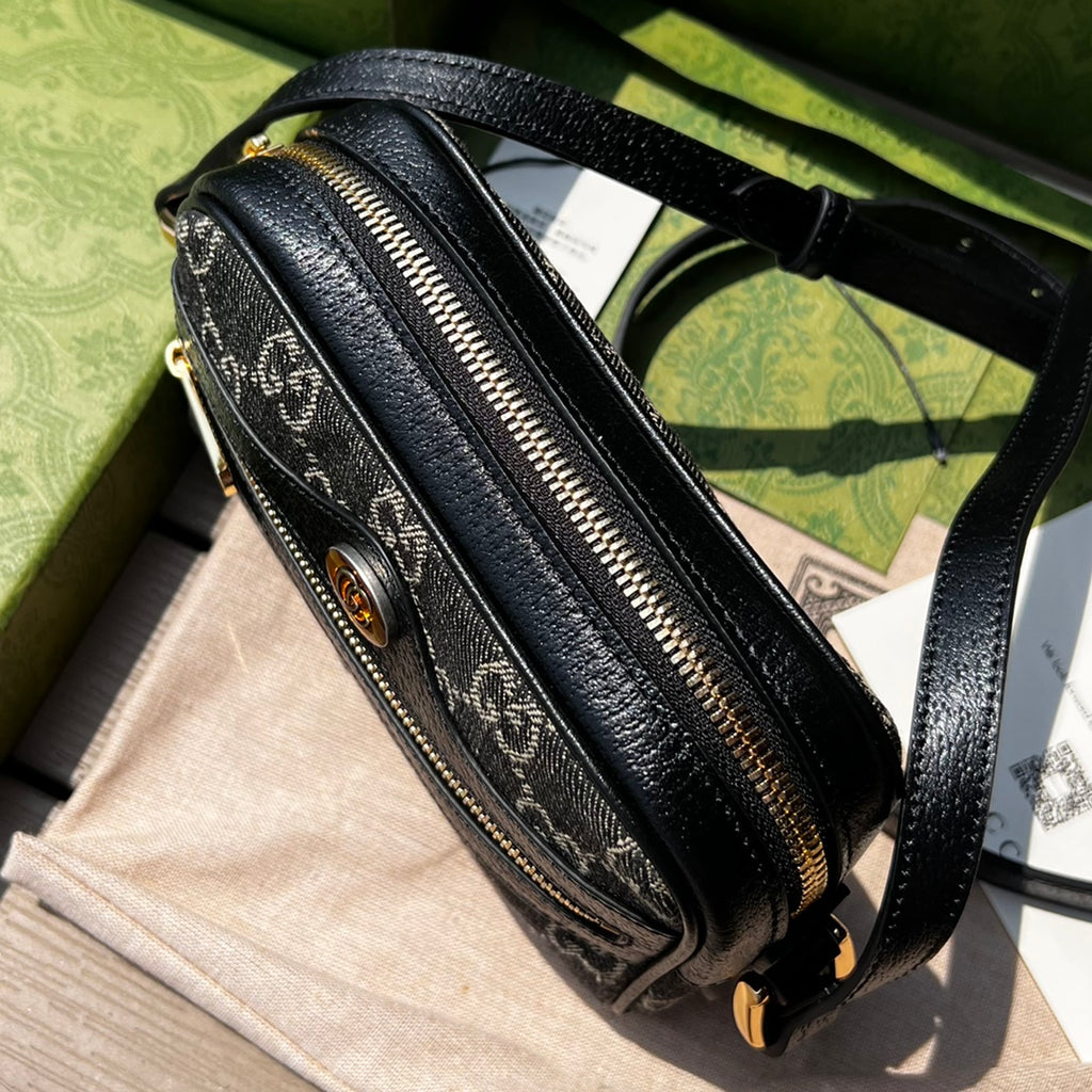 尺寸:17.5×12×5.5cm（06880898） Gucci海外渠道資源特供Ophidia細節迷你手袋❗️丹寧面料擁有長久曆史，備受時尚界寵愛，經Gucci 美學視角演繹後融入經典字母交織圖案。 GG標誌由始於30年代的早期Gucci 鑽石菱格紋演化而來，於1970年代首次開始使用，並自此成為古馳典藏中頗具代表性的元素。這款圖案為這款Ophidia 系列迷你手袋增添魅力