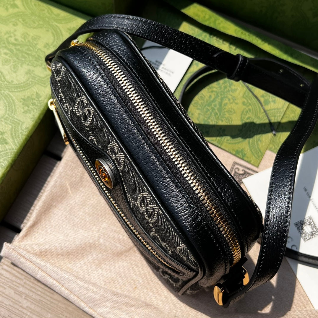 尺寸:17.5×12×5.5cm（06880898） Gucci海外渠道資源特供Ophidia細節迷你手袋❗️丹寧面料擁有長久曆史，備受時尚界寵愛，經Gucci 美學視角演繹後融入經典字母交織圖案。 GG標誌由始於30年代的早期Gucci 鑽石菱格紋演化而來，於1970年代首次開始使用，並自此成為古馳典藏中頗具代表性的元素。這款圖案為這款Ophidia 系列迷你手袋增添魅力