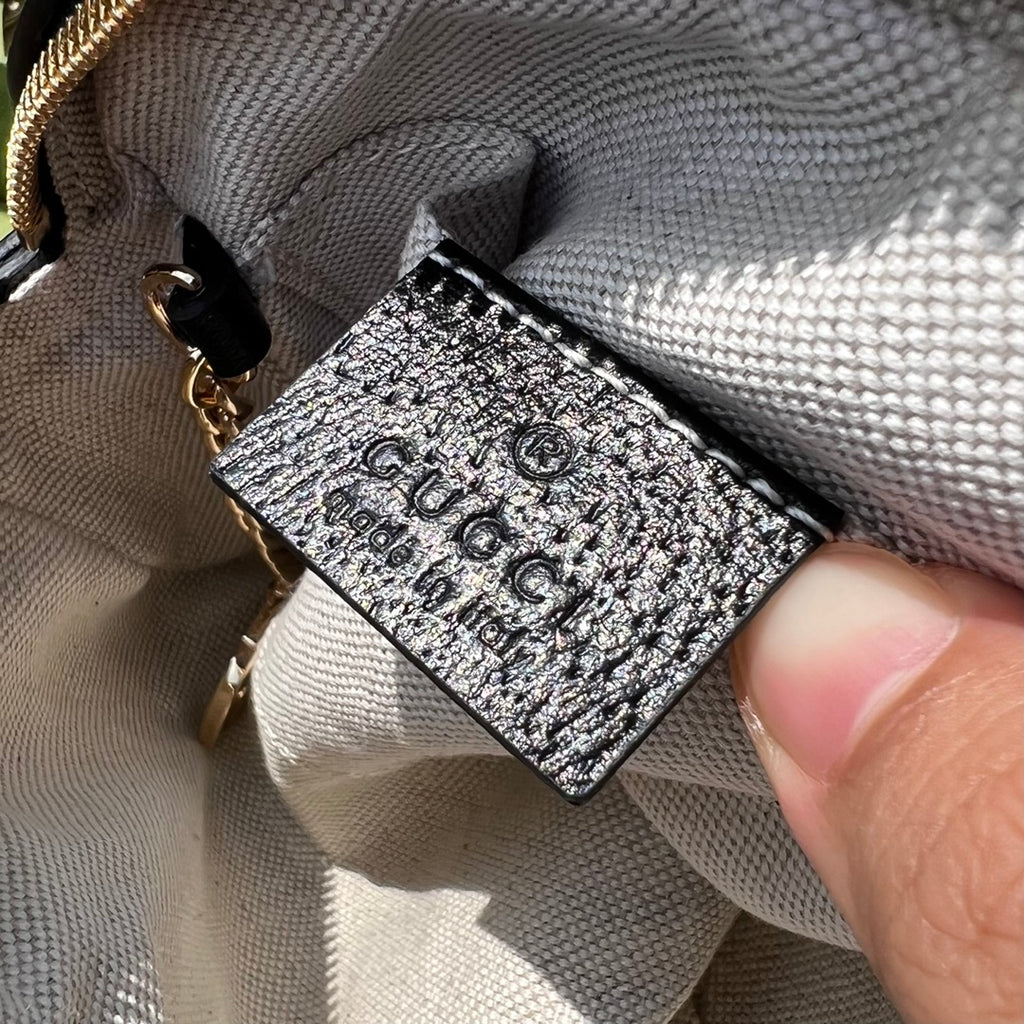 尺寸:17.5×12×5.5cm（06880898） Gucci海外渠道資源特供Ophidia細節迷你手袋❗️丹寧面料擁有長久曆史，備受時尚界寵愛，經Gucci 美學視角演繹後融入經典字母交織圖案。 GG標誌由始於30年代的早期Gucci 鑽石菱格紋演化而來，於1970年代首次開始使用，並自此成為古馳典藏中頗具代表性的元素。這款圖案為這款Ophidia 系列迷你手袋增添魅力