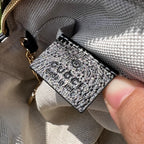 尺寸:17.5×12×5.5cm（06880898） Gucci海外渠道資源特供Ophidia細節迷你手袋❗️丹寧面料擁有長久曆史，備受時尚界寵愛，經Gucci 美學視角演繹後融入經典字母交織圖案。 GG標誌由始於30年代的早期Gucci 鑽石菱格紋演化而來，於1970年代首次開始使用，並自此成為古馳典藏中頗具代表性的元素。這款圖案為這款Ophidia 系列迷你手袋增添魅力